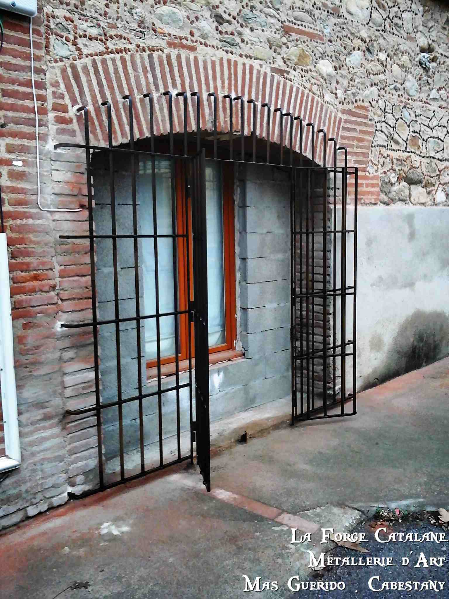 grille de protection avec ouvrants deux vantaux finition rouillee 2 forge catalane.jpg